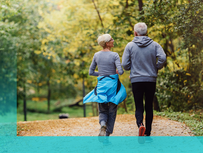 Pärchen beim Joggen im Wald