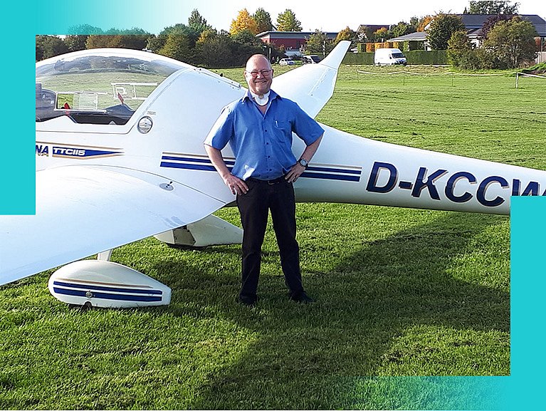Frohmüller vor seinem Leichtflugzeug