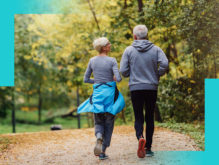 Pärchen beim Joggen im Wald