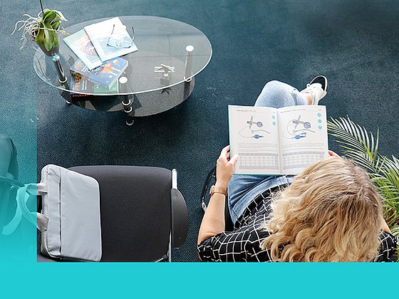 Peson schaut im FAHL Katalog Kanülen an von oben fotografiert