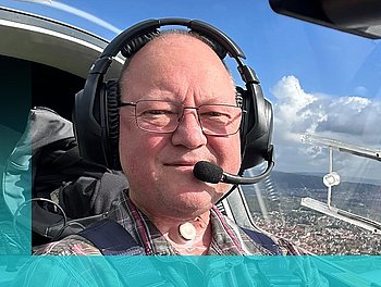 Portrait Frohmüller als Pilot im Cockpit