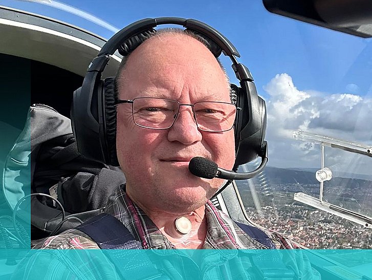 Portrait Foto Helmut Frohmüller als Pilot im Cockpit