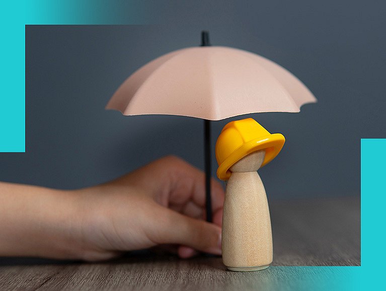 Bild Holzmensch mit Schutzhelm und Regenschirm