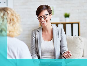 Kundenberaterin berät Patientin