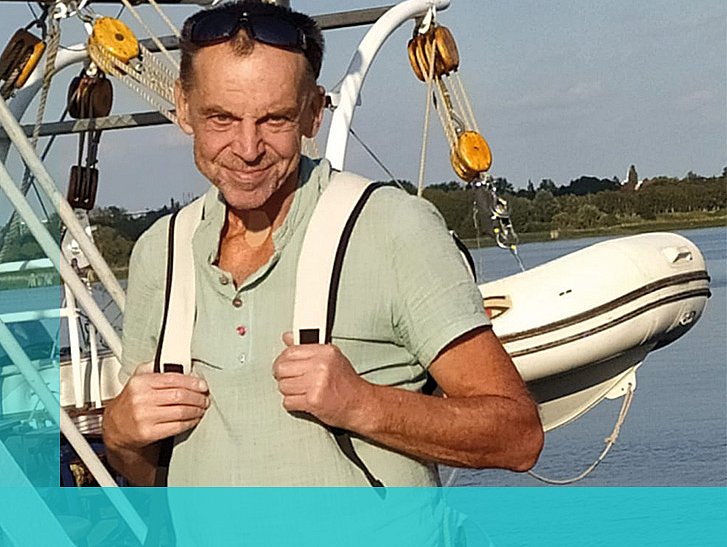 Der laryngektomierte Willi auf einem Boot