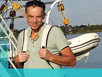 Der laryngektomierte Willi auf einem Boot