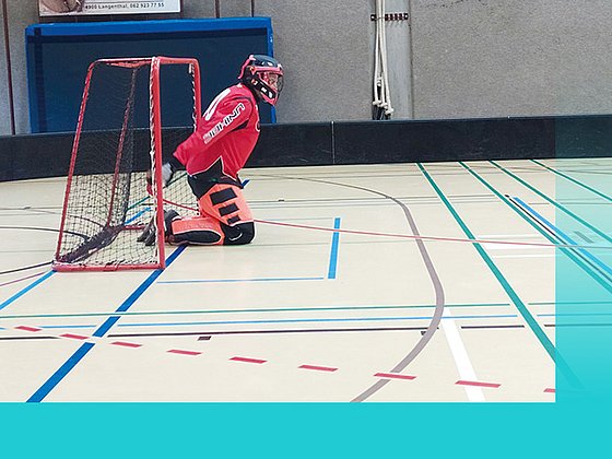 Willi als Trainer beim Hallen-Hockey im Tor