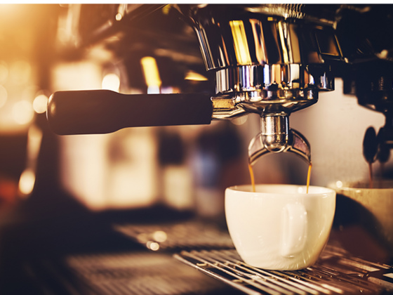 Kaffeetasse unter einem Vollautomaten