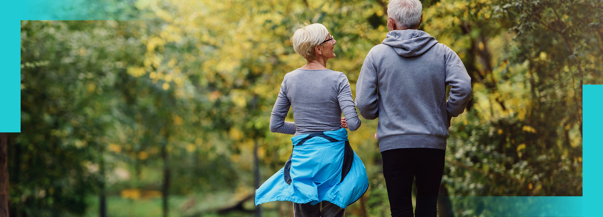 Pärchen beim Joggen im Wald