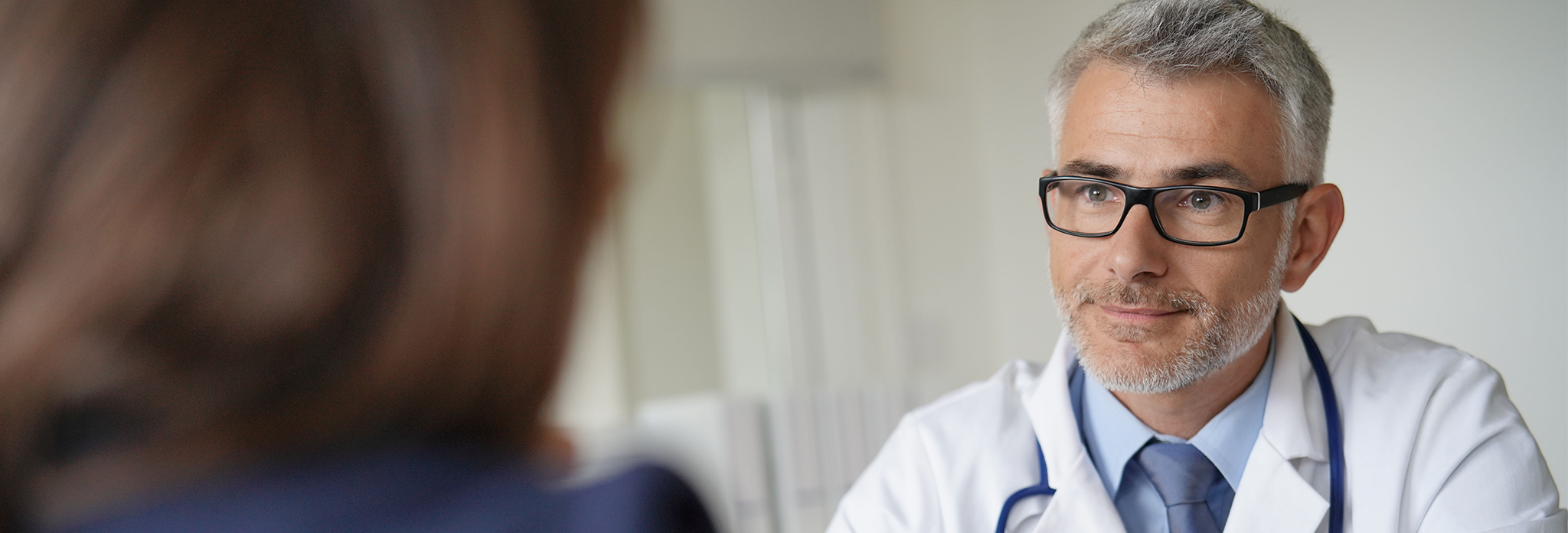 Arzt im Gespräch mit Patient