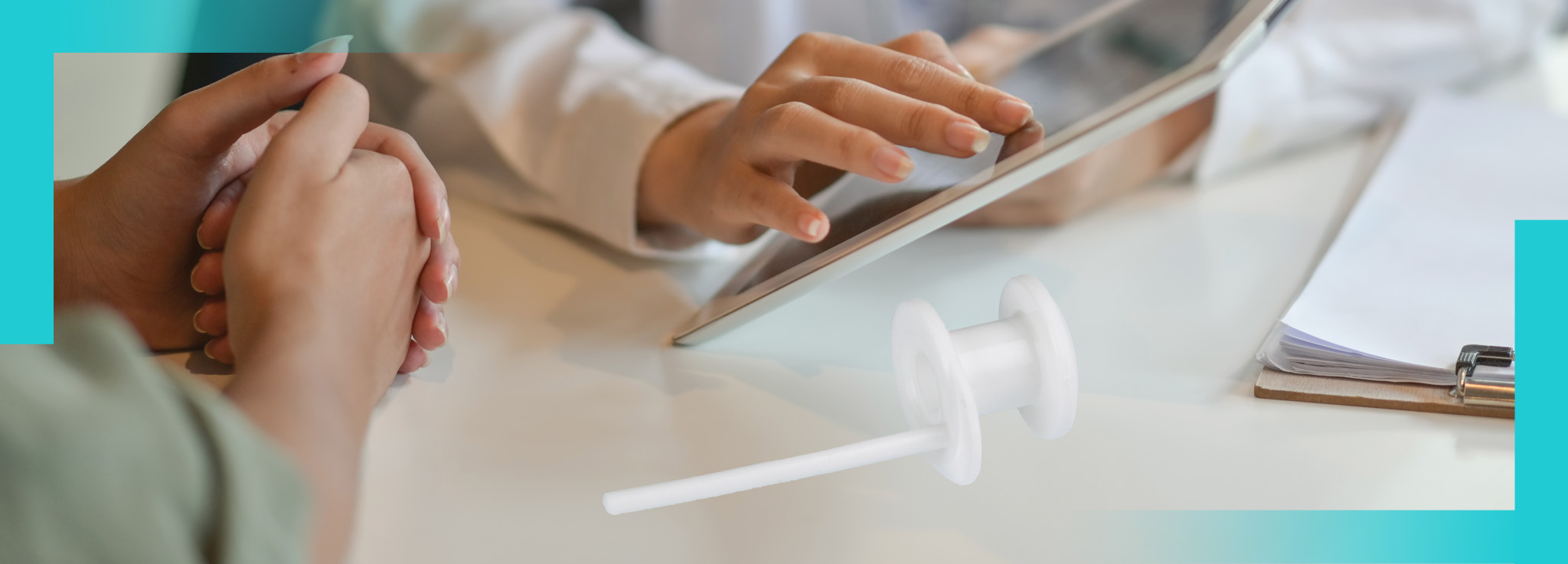 Ärztin bedient Tablet, daneben liegt eine Stimmprothese