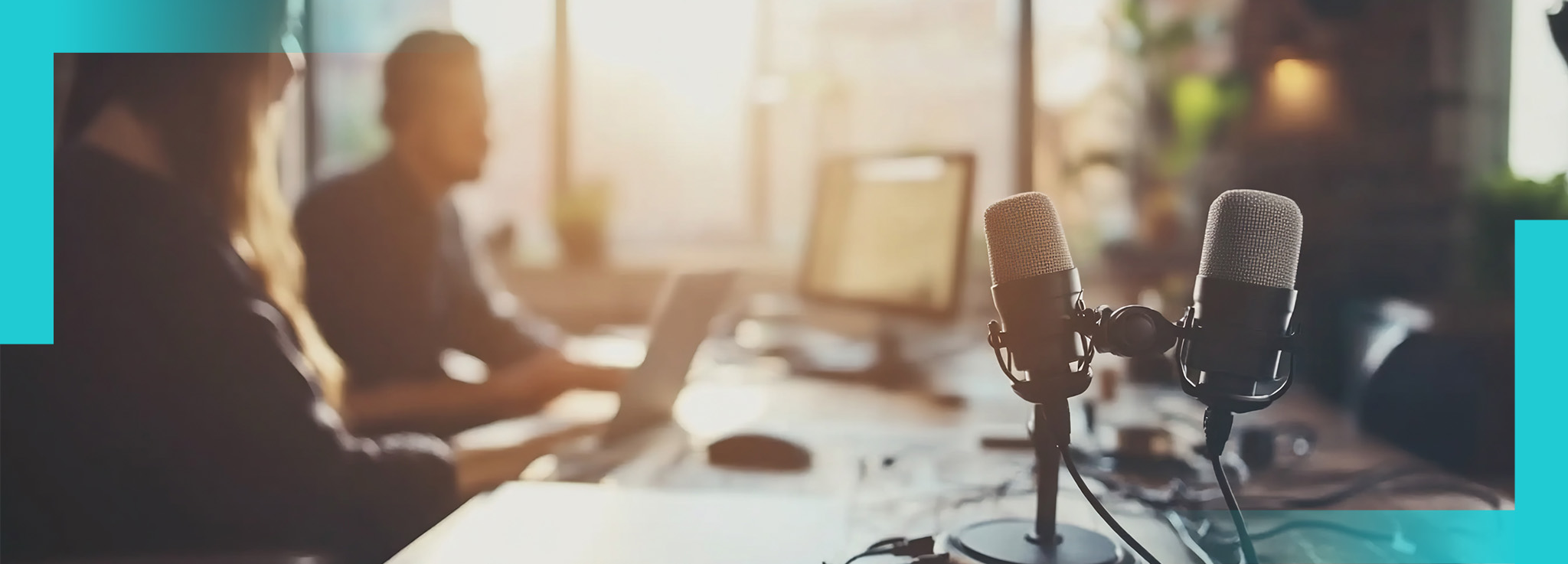 zwei Menschen in einem Podcaststudio mit Mikrofon und Laptop
