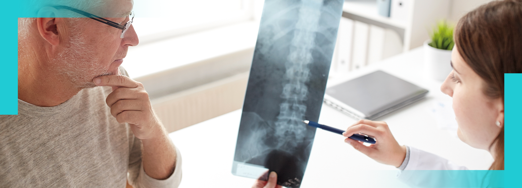 Patient und Ärztin betrachten das Röntgenbild einer Wirbelsäule