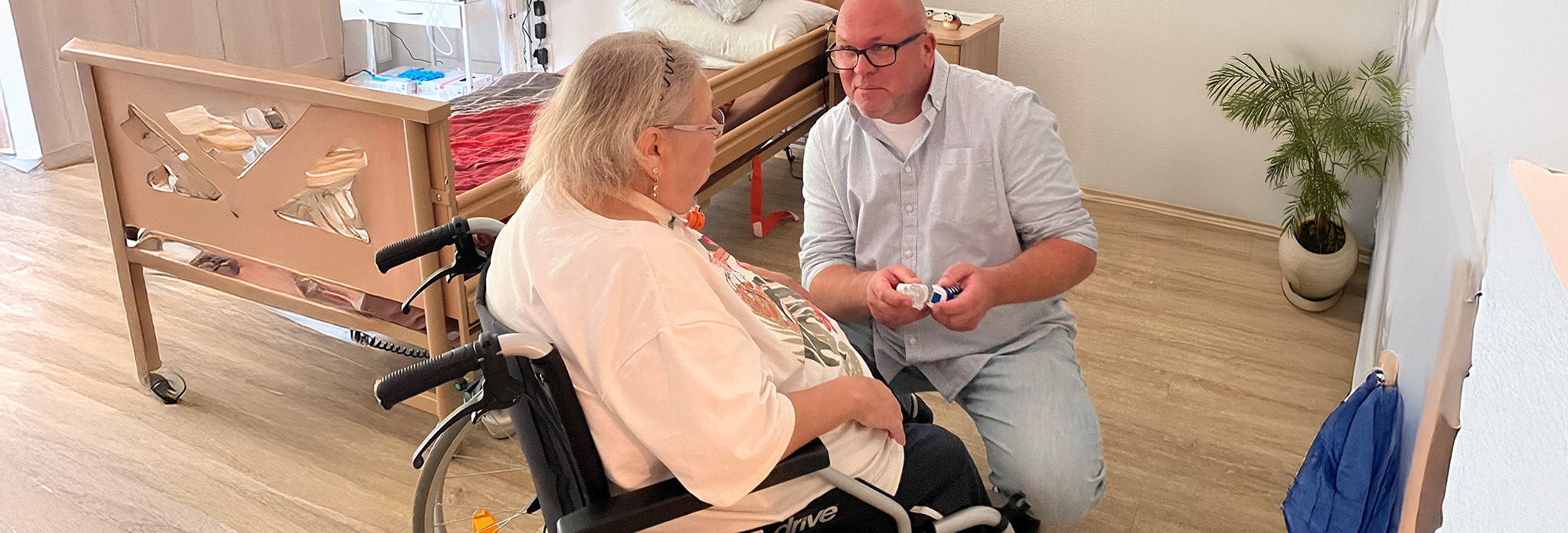 Beratung Althoff von Patientin im Rollstuhl
