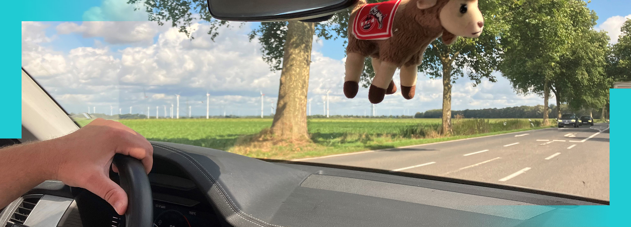 Bild aus der Windschutzscheibe eines Auto hinaus